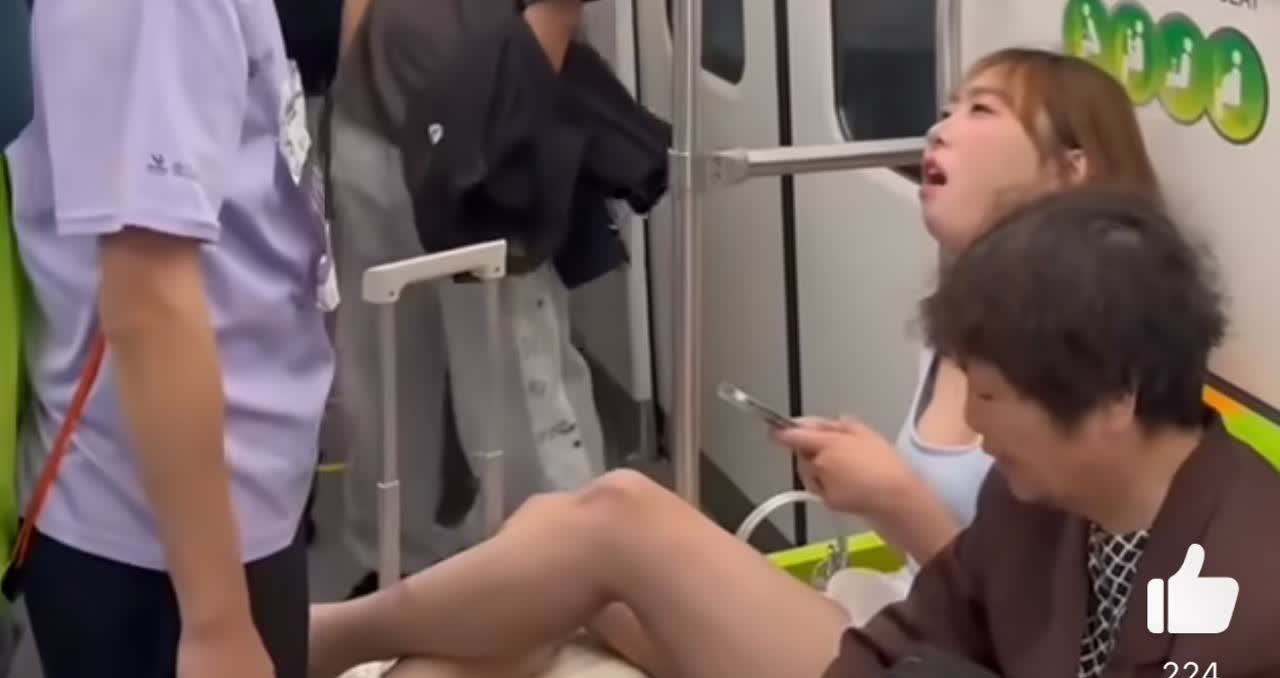 上海地铁18岁女孩马某已被警方行政处罚，她在2号线的撒泼行为也被曝光，本来很高兴