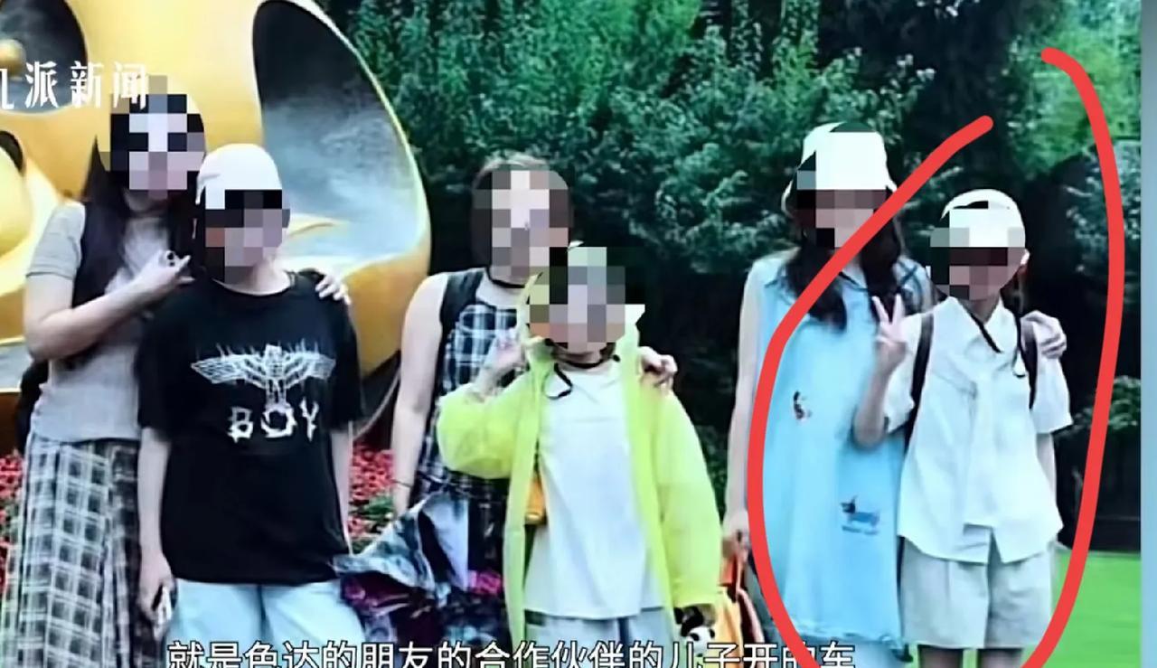 泰州一家6人旅游坠崖，一位女儿，上学背的黄色大书包，掉落在岸边！出去旅游玩，还带
