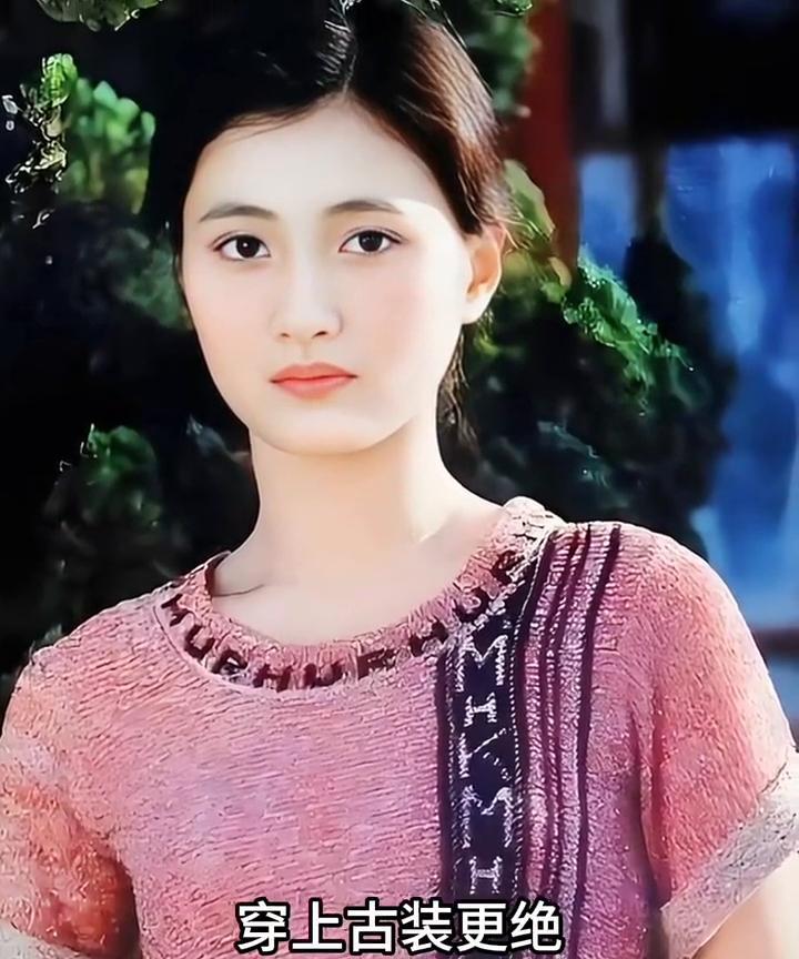 她年轻时就特别美，身材好、气质干净，五官像画出来的一样标致。穿上古装更绝，尤其那