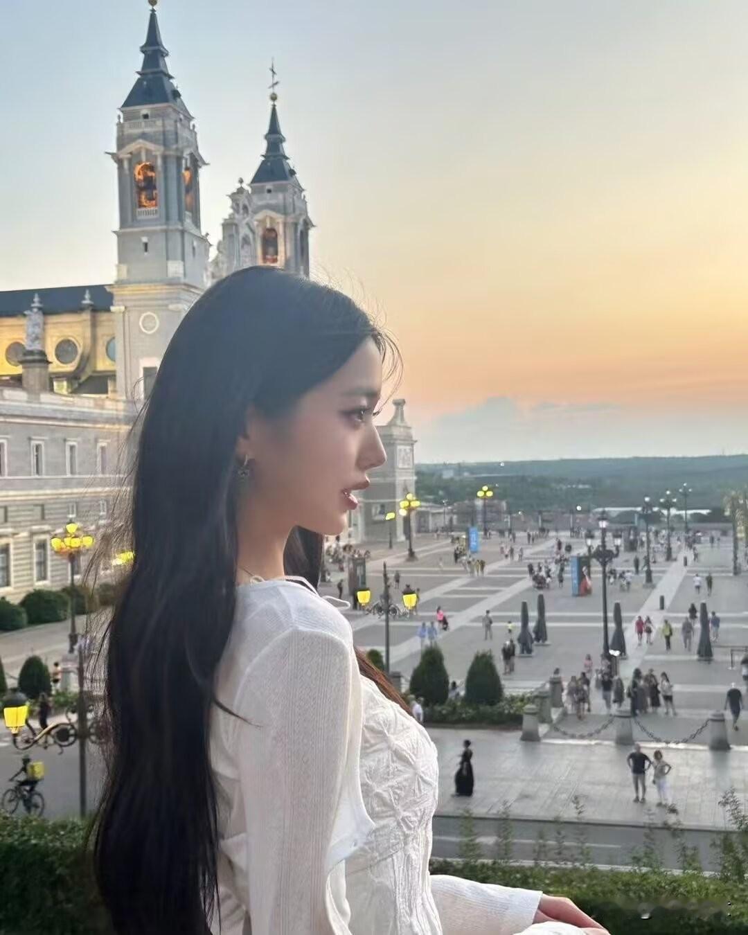 冲动是魔鬼姐夫和姐姐一起去医院做孕检。谁知道妇科的一个护士见到姐夫就笑了，还