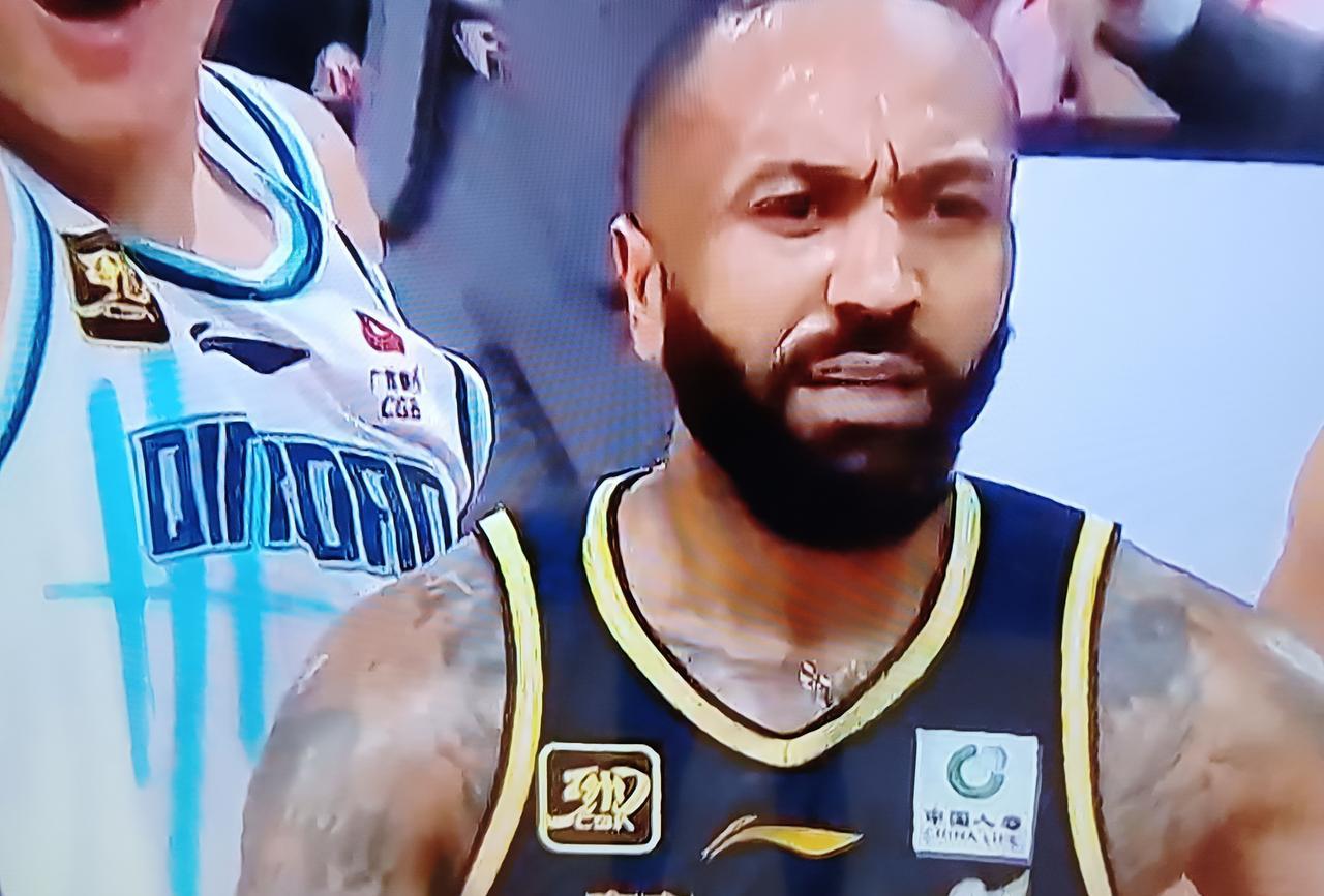 下赛季吉伦诺特还能不能回到CBA联赛?答案是肯定的。对于吉伦诺特的三个月的处罚,