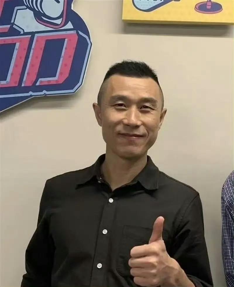 李延贺犯罪冲上热搜，这个人真的是咎由自取！李延贺是1971年出生的文学博士，