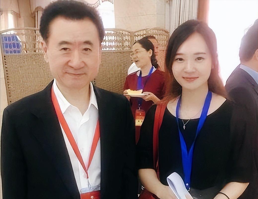 王健林带年薪100万的漂亮女秘书去参加饭局。酒过三巡，旁边桌的老板忍不住朝这