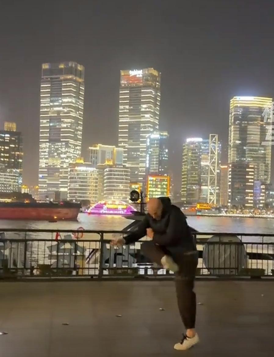 七年前，齐达内和妻子来到中国，他蹲在打麻将的大妈旁边，眼神就流露出一种渴望，能融