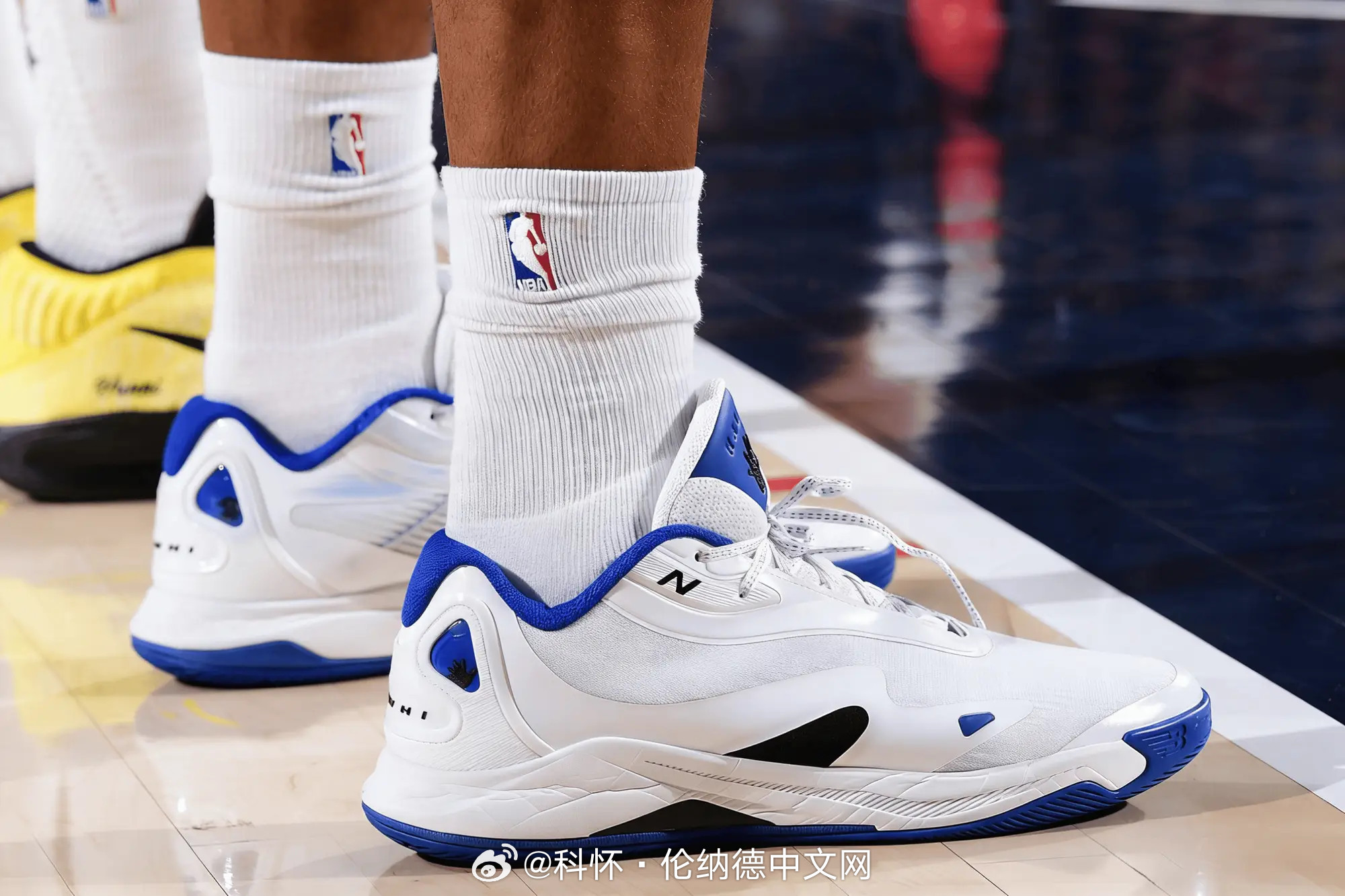 伦纳德今日上脚球鞋——白蓝色NewBalanceKawhi4PE。👟印上