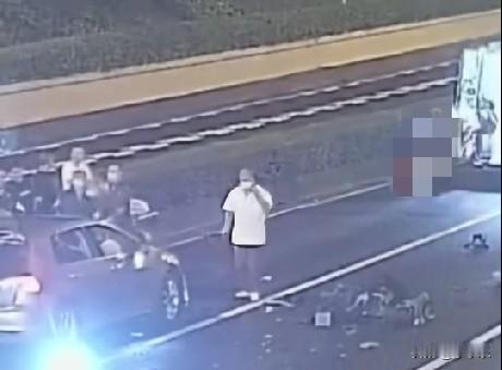 近日，广州交警公布了一起典型事故:凌晨4点，一男子骑着电动自行车在隧道口和小车狠