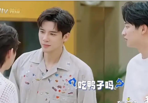 杨迪聊到王安宇不吃水里的东西时，何炅立刻来了兴趣：