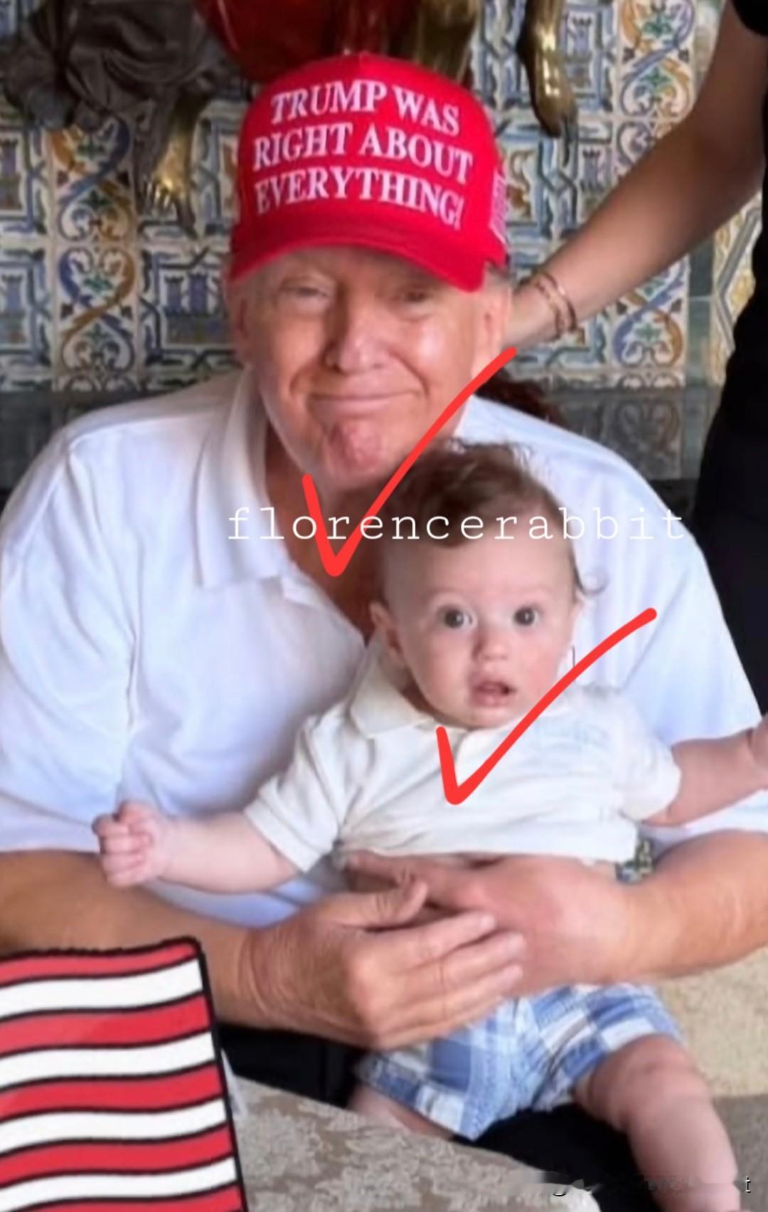 老特与他最小外孙的首张合影曝光！这位79岁的外公如往常一般，头戴那顶印着“他啥