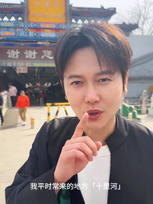 孟鹤堂逛文玩市场，遇到喜欢的核桃，4000块钱拿下。孟鹤堂有很多标签，半永久、盘