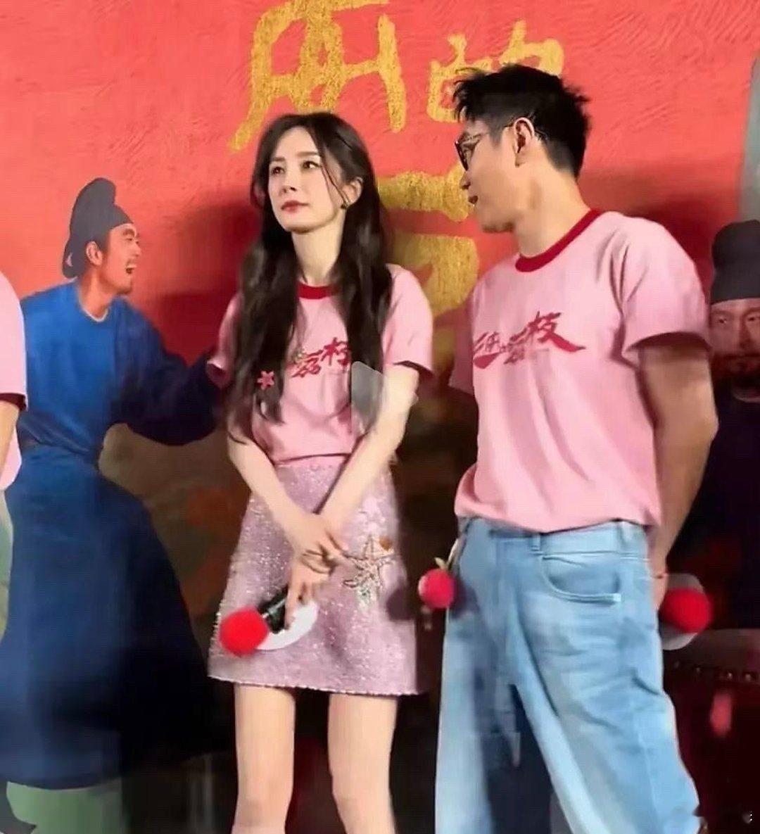 杨幂估计头都大了，这眼神躲还是不躲