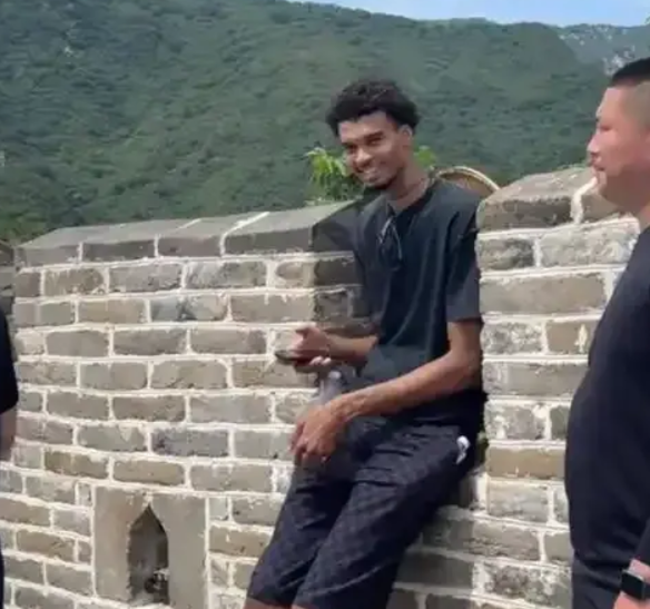 NBA和马刺队，都对文班亚马的“闭关”行为表示了担忧。文班亚马的中国行，因为他的