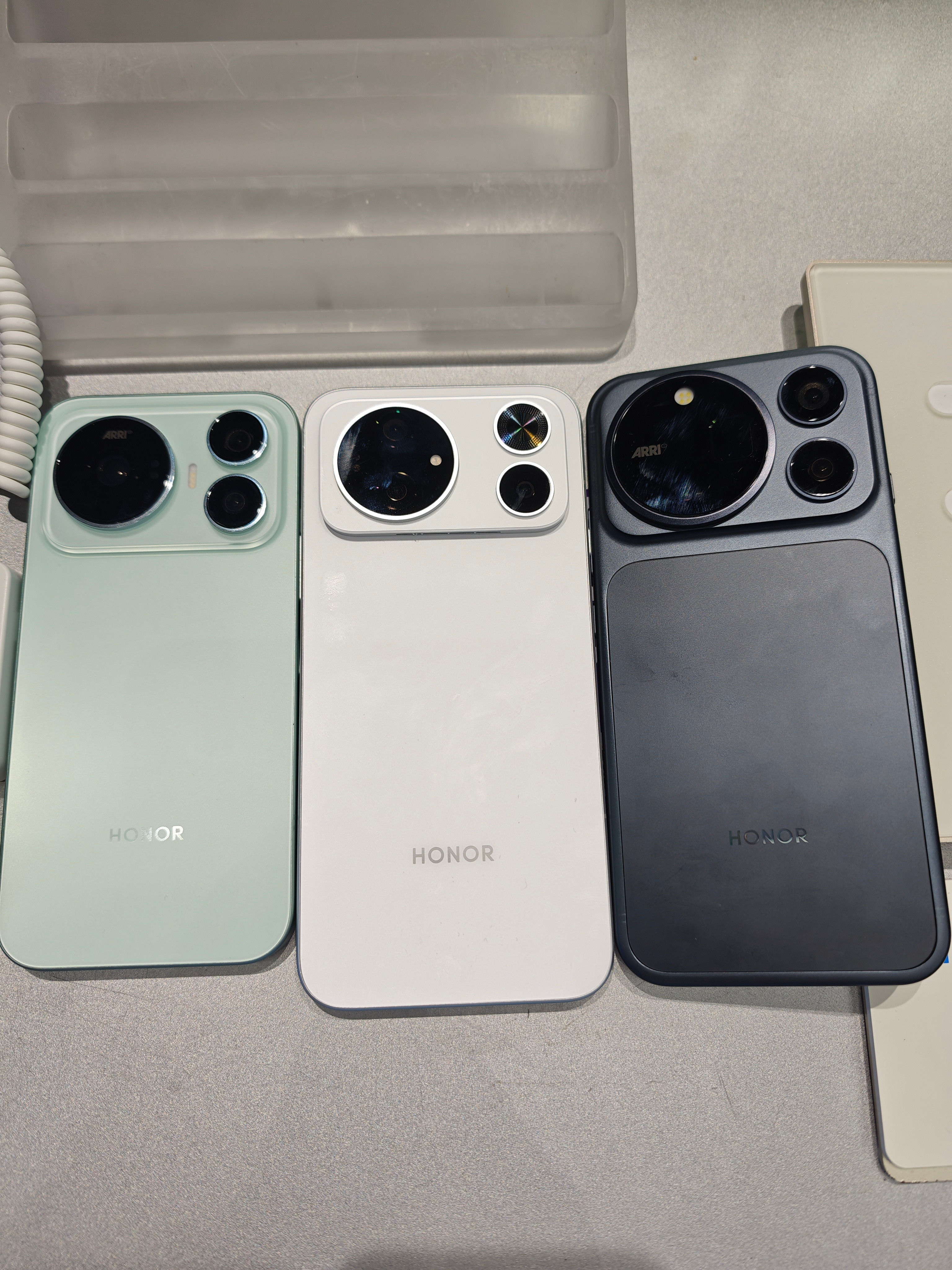 今年荣耀magic9系列有个很特别的策略，我有点捉摸不透，就是好像全系都是512