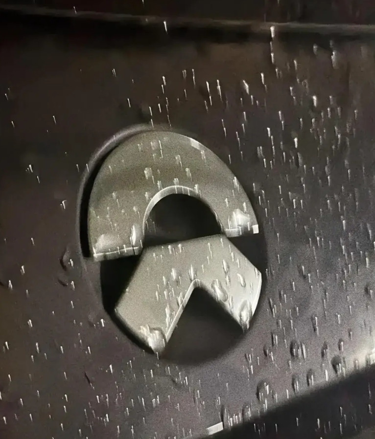 这下终于可以不用担心蔚来会跑路了！不知是村里对新能源汽车照顾，还是蔚来李斌的