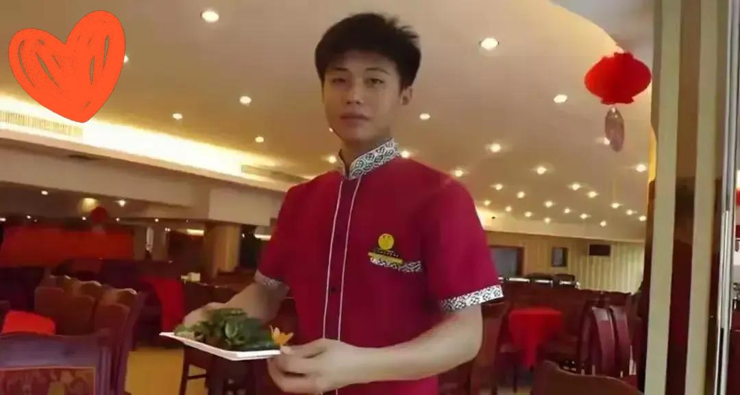 赚大发了!一男孩暑假去一家餐厅打暑假工，月工资1800元，万万没想到，男孩的妈妈