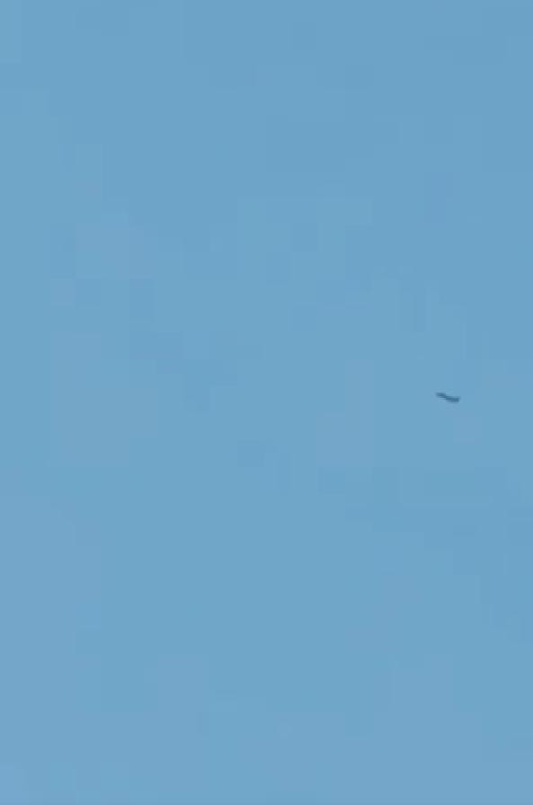 “伊朗空军F-14战斗机在伊斯法罕省上空追击轰炸伊斯法罕后逃窜的敌机。”当地时间