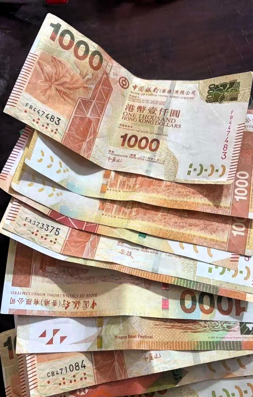 广东汕头惊现“钞票雨”！4月14日，广东省汕头市星湖小区高层建筑上，一位老阿姨