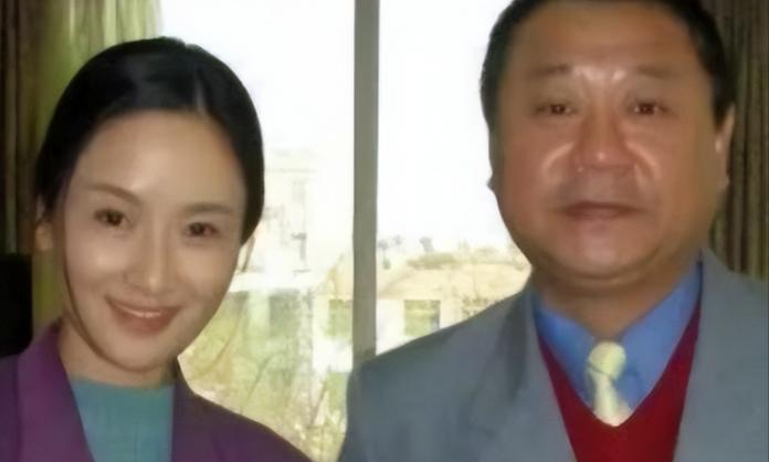 1988年，范伟和一个小护士去相亲，女方一言不发，筷子一下也没动，范伟一看又黄了