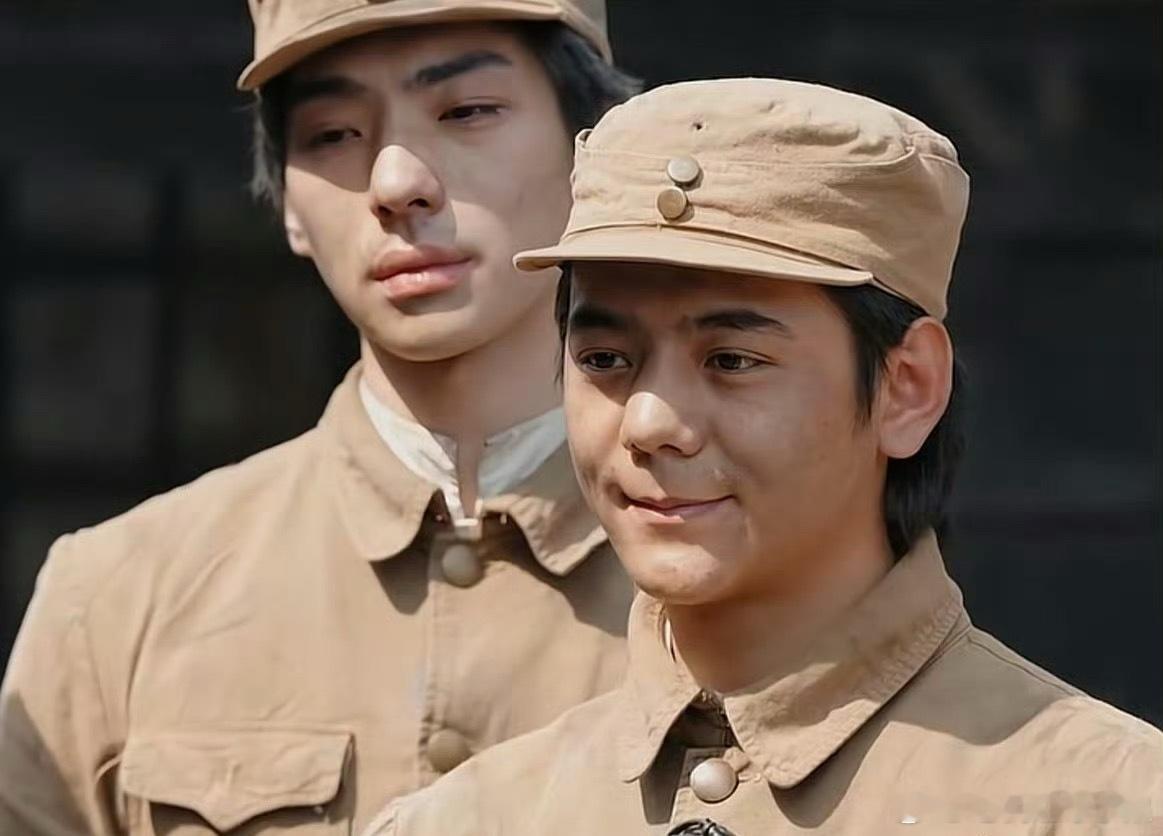 颜安丁真制服同框谁更符合你的理想型必须二选一的话​​​
