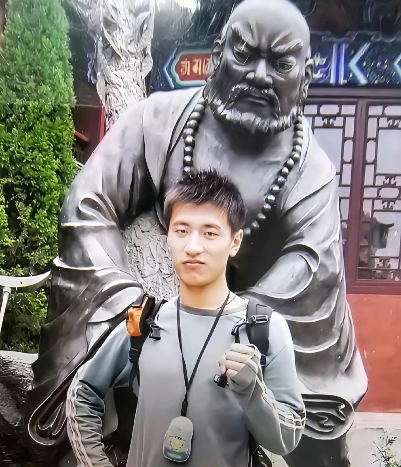 头一次见到张雪峰年轻时期的照片，这种长相挺奇特的，年轻的时候显成熟，真的上了年纪