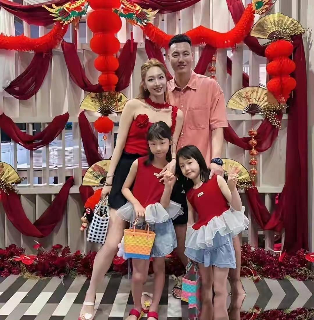 翟晓川：刚哄睡老二，睫毛还湿着。妻子：合同签完，心思就全在家了？翟晓川：
