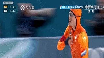 他刚破了奥运纪录，拉开拉链疯狂庆祝，结果三个人踩着他的纪录，把奖牌抢走了。