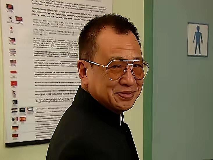 遗产怎么分才不算偏心?许绍雄直接把2000万房产和现金摆上桌,女儿拿店铺,继子拿