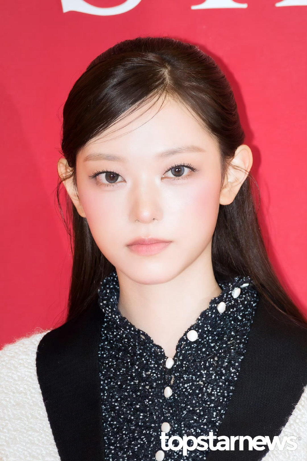 #Haerin中断活动后首露面#很美，新闻图很牛逼对小猫，期待后面回归呀！状态特别好！​