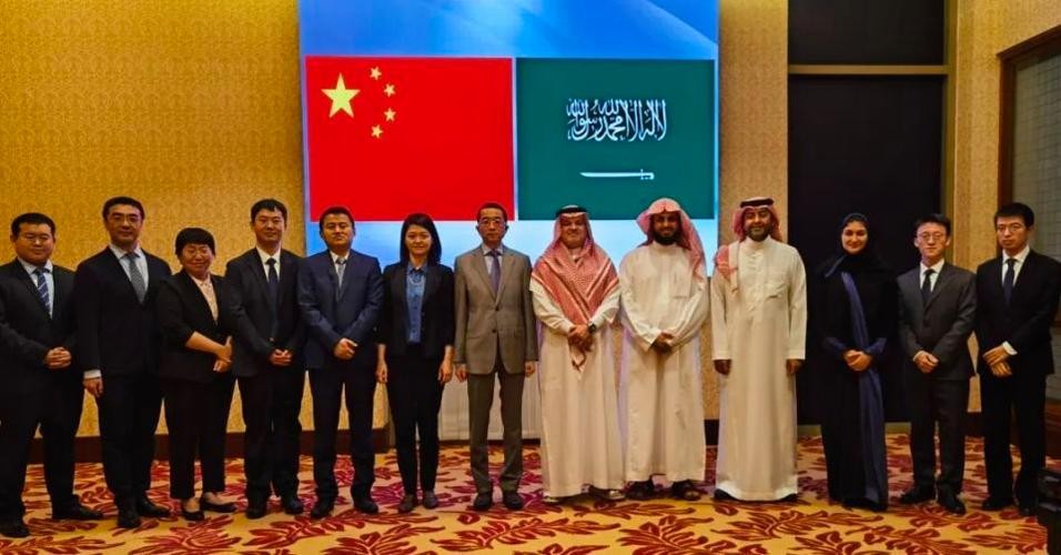 沙特这步棋走得有多妙？前脚刚和美国签下6000多亿美元的大单，后脚就和咱们中国敲
