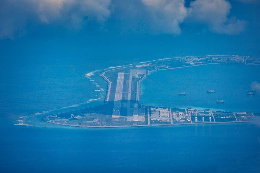 菲律宾闲不住，12月6日，菲律宾一架巡逻机抵近中国渚碧礁侦察拍照，渚碧礁上发射3