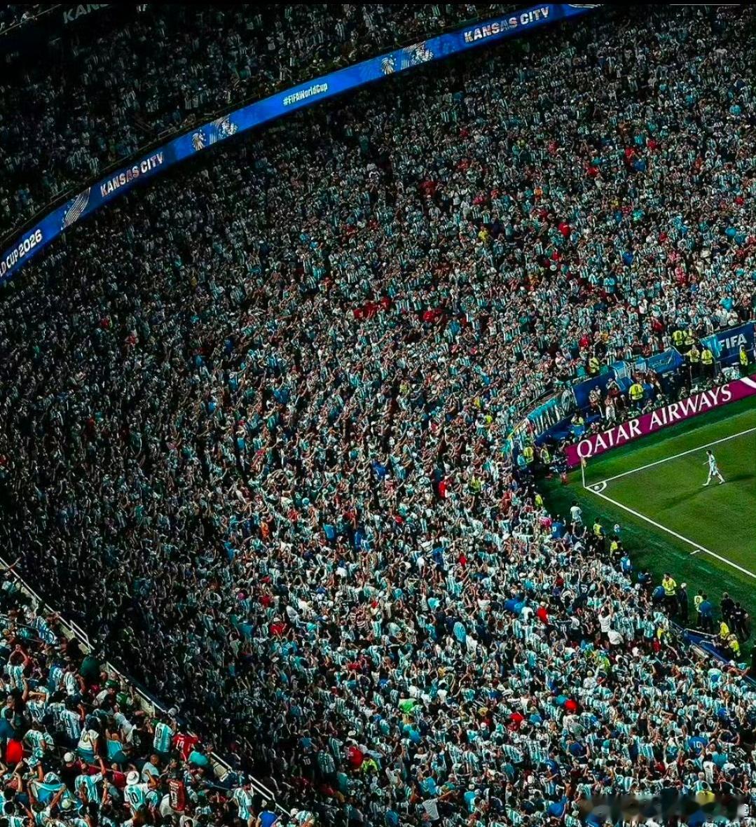 英国媒体《卫报》发布2026美加墨世界杯30张代表性摄影作品榜单，名为...
