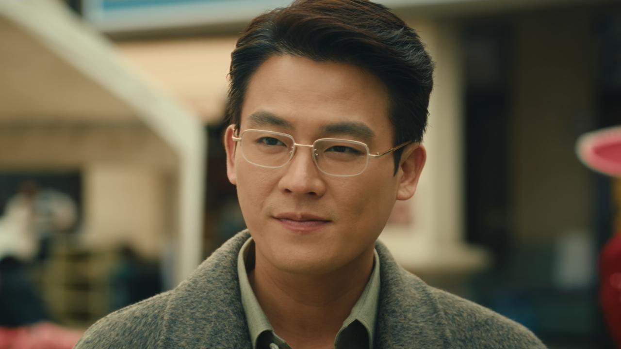 《交锋》何春晓想要拉马憩一把，他对马憩说：“前半辈子是好人，可能到老了就变坏了。