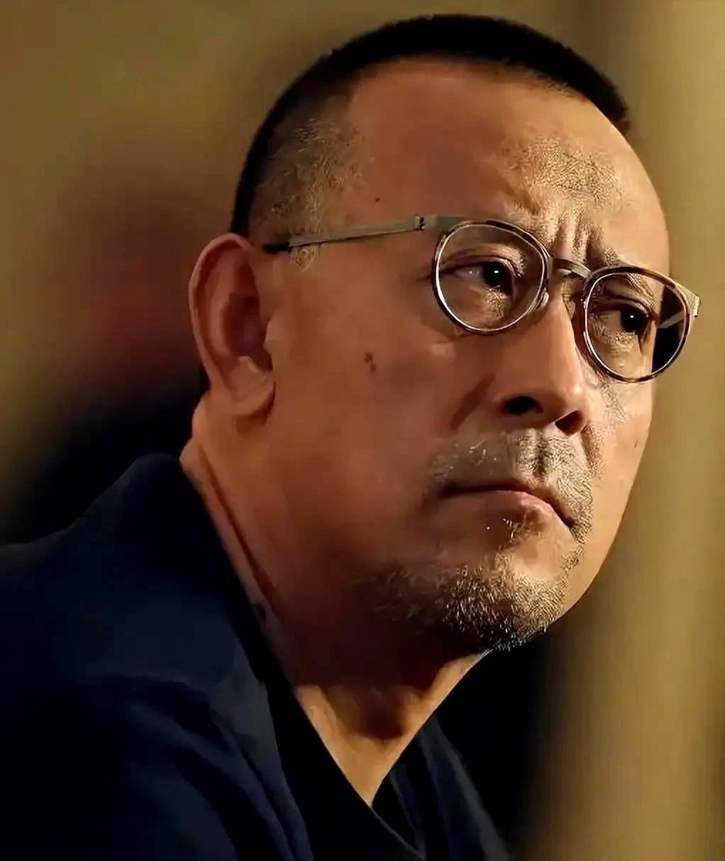 姜文这人，真有点意思。他早就说过，有钱没钱，跟是不是好人没半毛钱关系。这