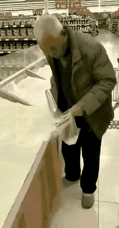 这个坏老头已经修炼成精了看样子不是来买东的，是来生事，我棺材钱的如果安心来买