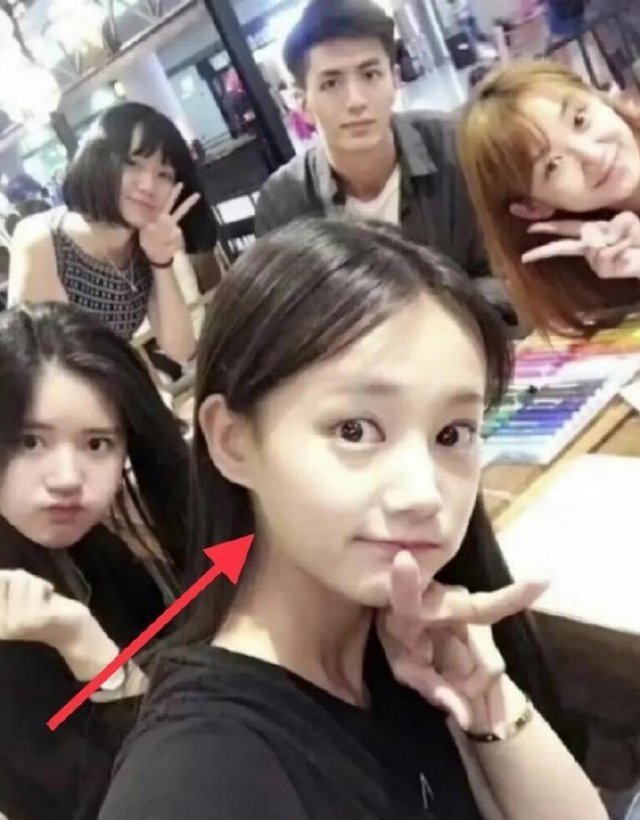 李一桐早期也太清纯了，笑起来眉眼弯弯，美美哒甜到心里去了。