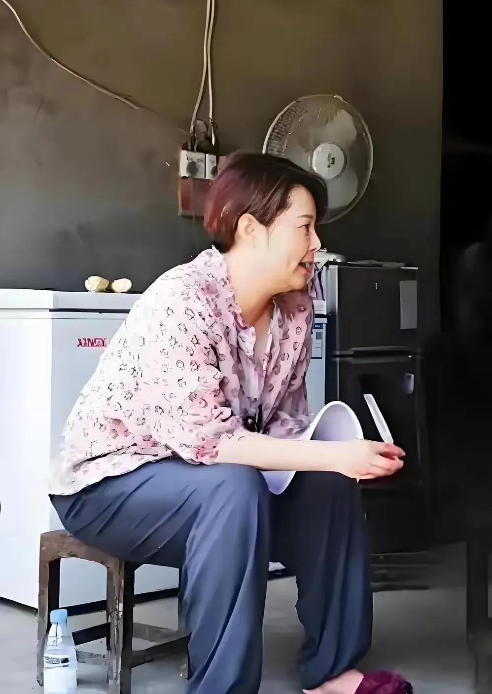 袁立这农村太像农村大妈啦！穿着红色的拖鞋，粉色大花上衣，蓝色的裤子，就算是普通农