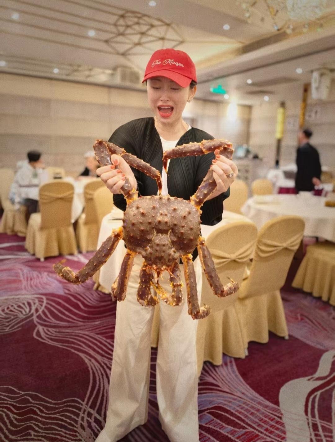 朱珠五一带女儿去海洋馆，吃海鲜大餐，她女儿珠宝才四岁，但看着已经很高了，大长腿，