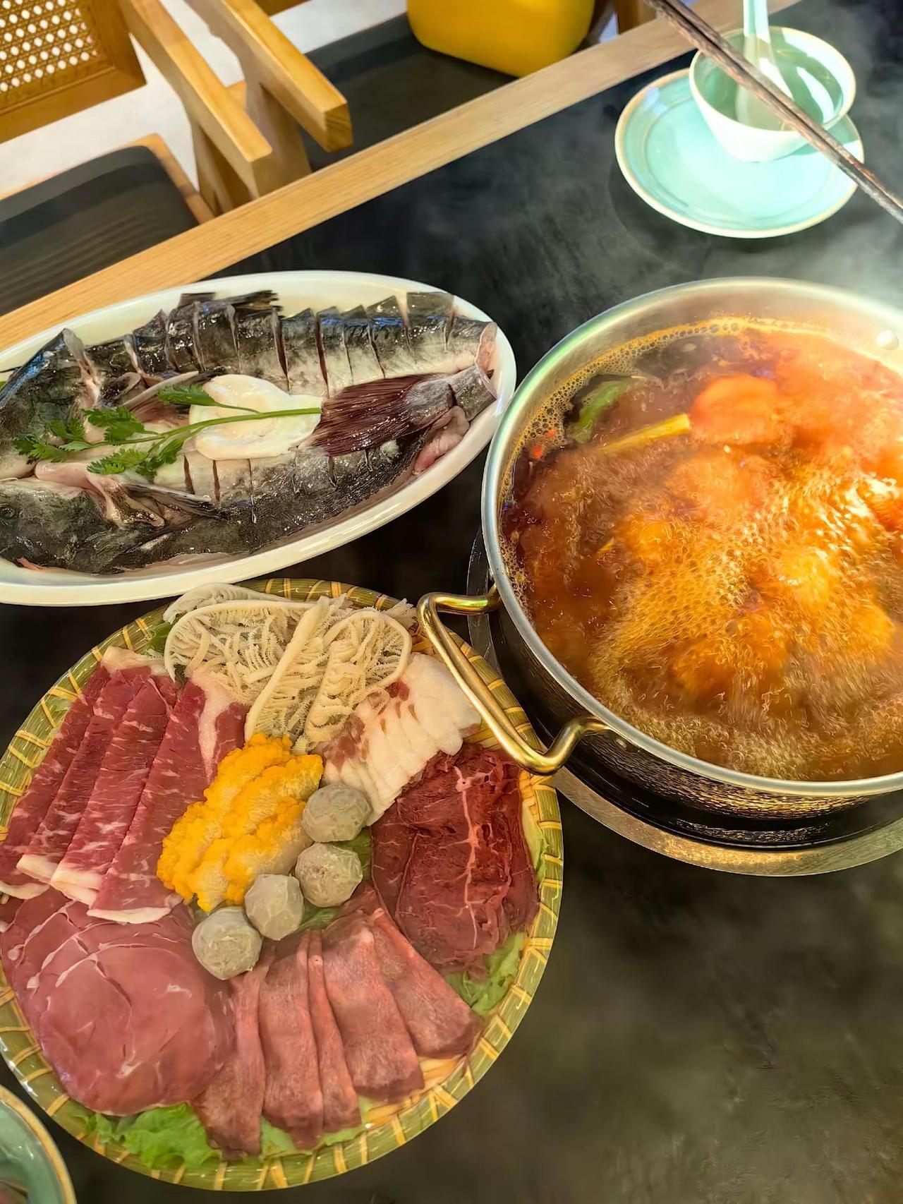 熙牛里酸汤火锅🥘！两只吞金兽，一盘牛肉完全不够他们吃！城市烟火气打卡贵州酸汤