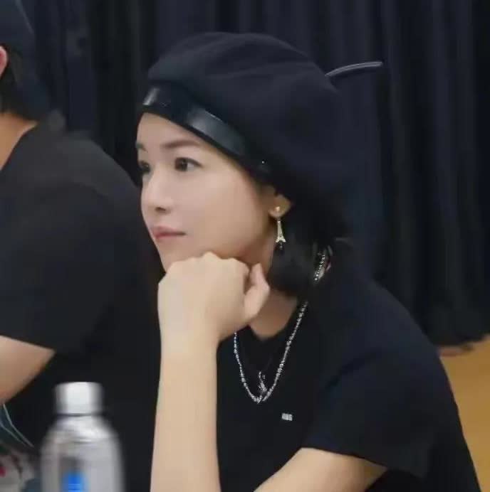 42岁的陈妍希最近靠着一组"露腿杀"穿搭直接美回巅峰状态，这组照片在微博上已经刷