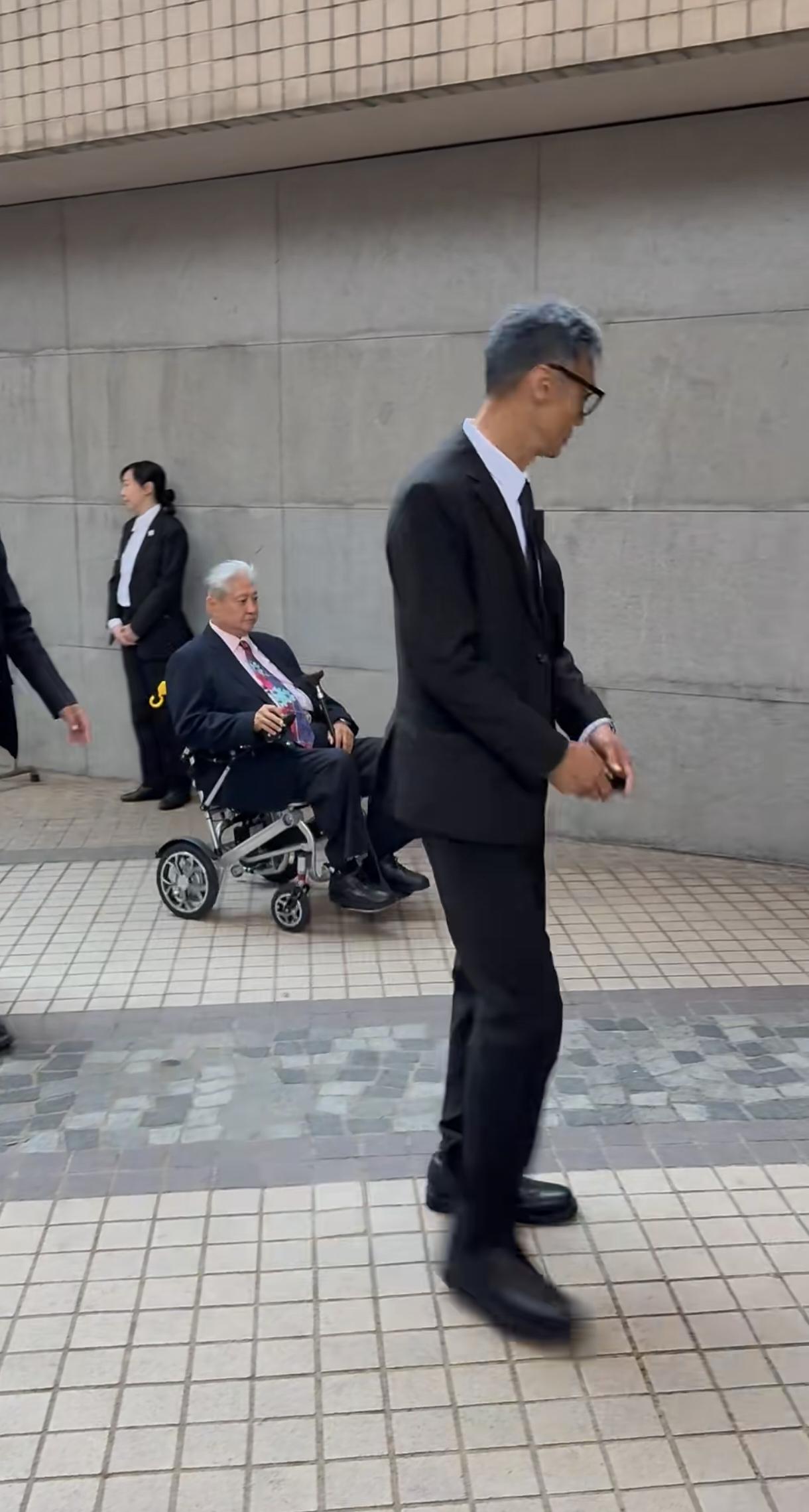 岁月不饶人，银幕上的英雄洪金宝老了，资深电动轮椅爱好者，其实他还能走的，就是为了