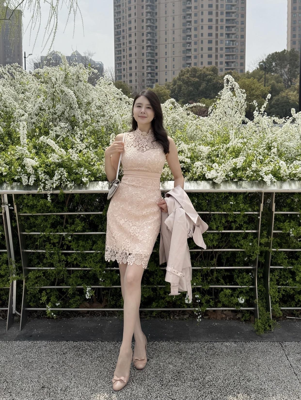 优雅都市女孩，粉色蕾丝连衣裙，都市绿意中享受宁静时光。