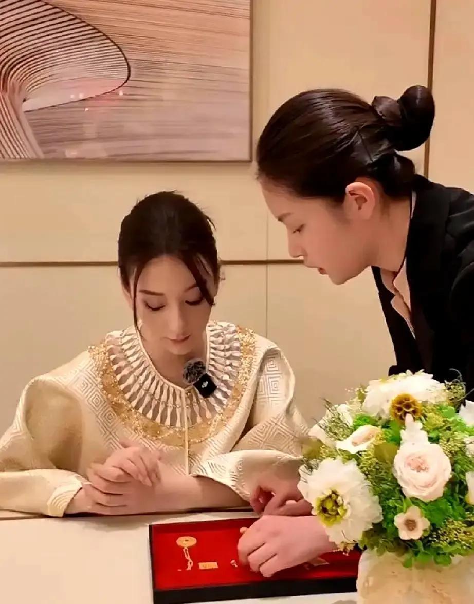 她买金条像买菜，我攒三克过年刷到视频，方媛在上海金店一口气扫走六位数黄金。