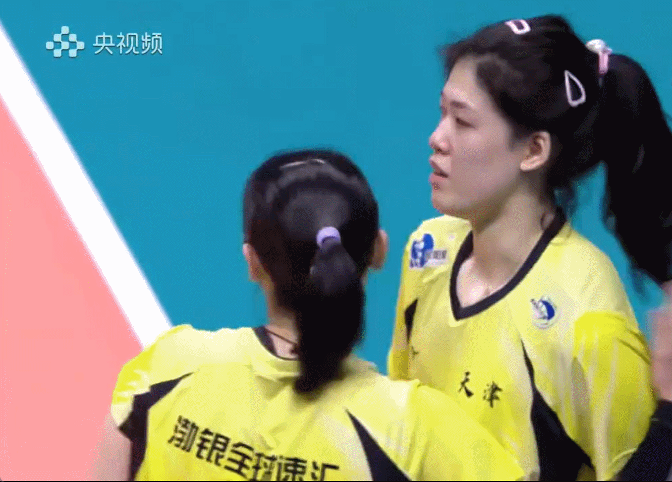 李盈莹在场上崩溃哭了[哭哭][哭哭]第二局局点球打丢了后，妹妹李盈莹自责得哭红了