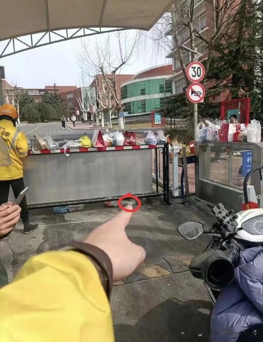 外卖小哥给挖的坑！现在外卖小哥送餐都这么“极限操作”了？把一堆外卖往停车闸