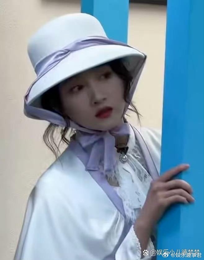 关晓彤吃瓜看孟子义，真的好可爱！俩位都变身民国大美人，走起路来摇曳生姿！​​​