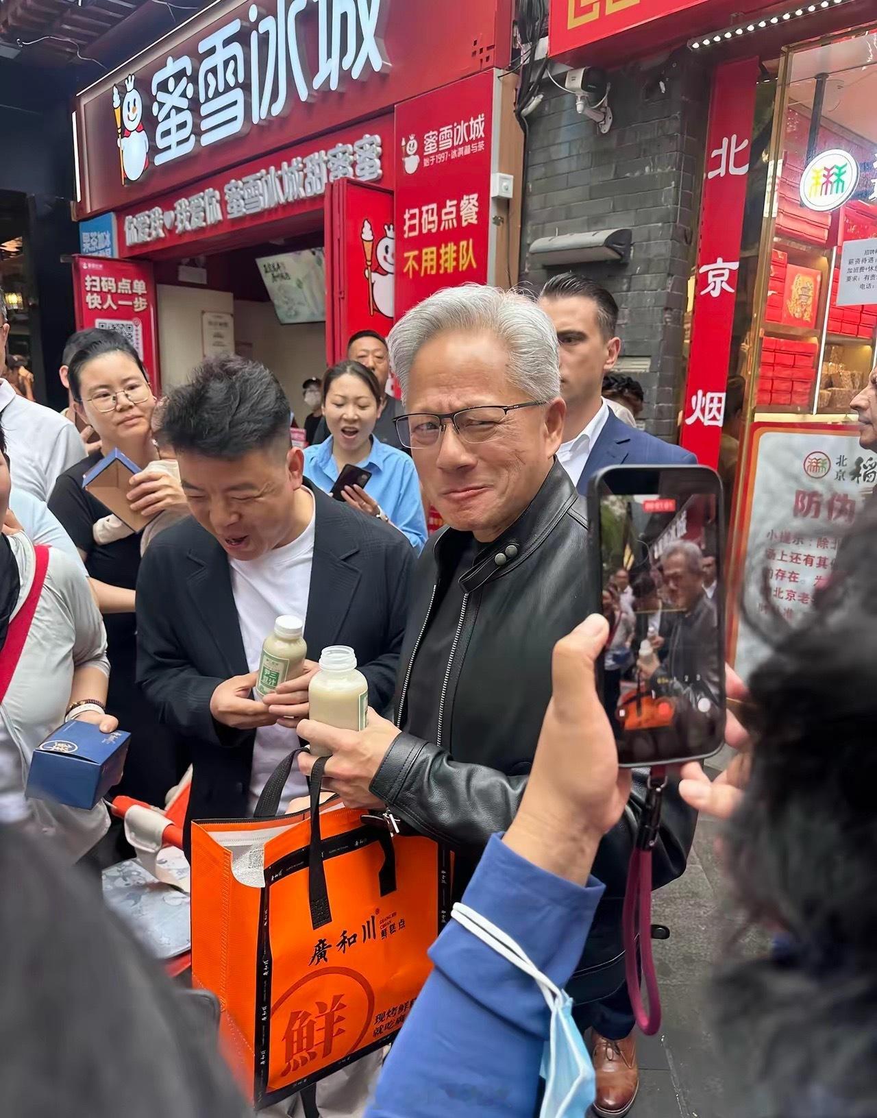 黄仁勋太接地气了在北京大街小巷又吃又喝，吃了方砖厂的炸酱面，喝了北京豆汁还去了蜜