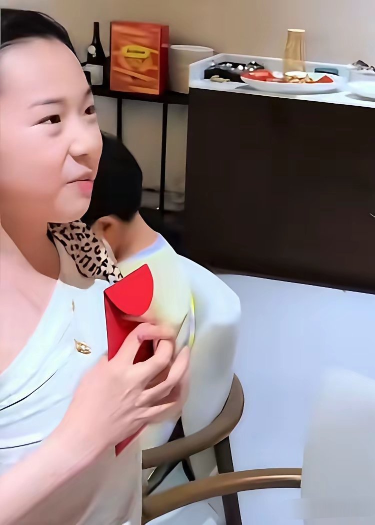 看小酒窝拿红包这厚度，佟丽娅至少给装了5000以上的红包吧！