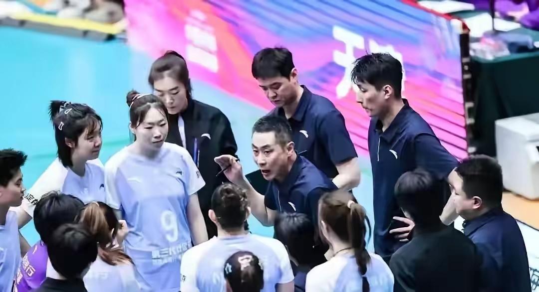 估计天津女排是被回归的龚翔宇给吓坏的！半决赛首场0：3失利后的江苏女排，回到