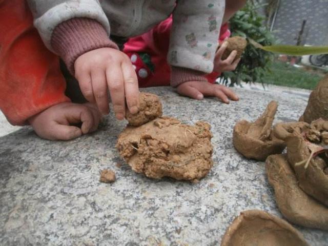 9岁孩子每天偷玩泥巴, 爸爸怒骂没出息! 看到儿子作品爸爸求原谅