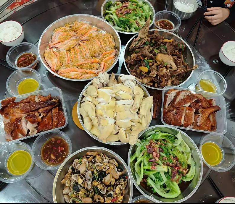 娘家，再也不是我的家了。今天带着孩子回娘家吃饭，哥嫂突然对我说，小妹，你看什么