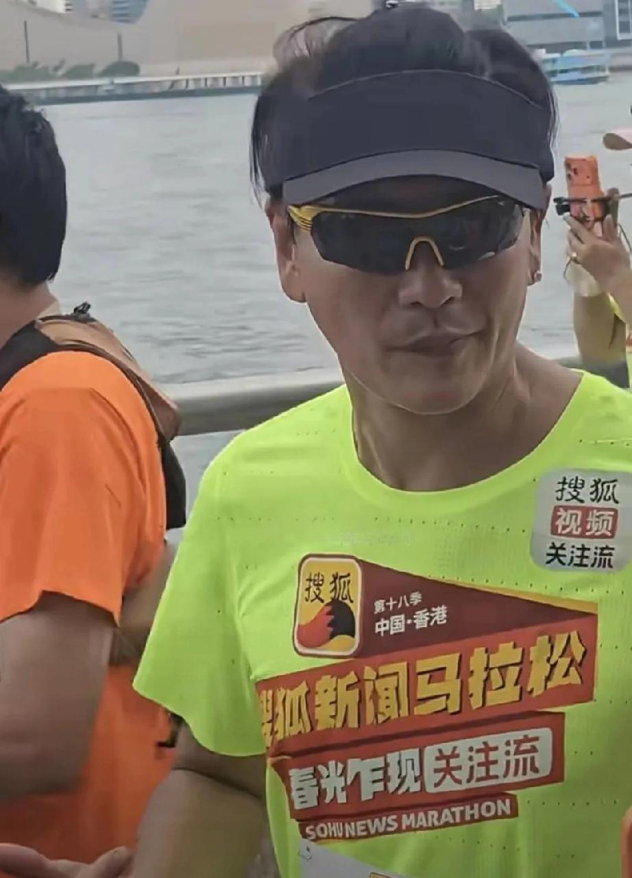 45岁黄宗泽与70岁吕良伟同框跑马，状态对比太真实！近日，黄宗泽